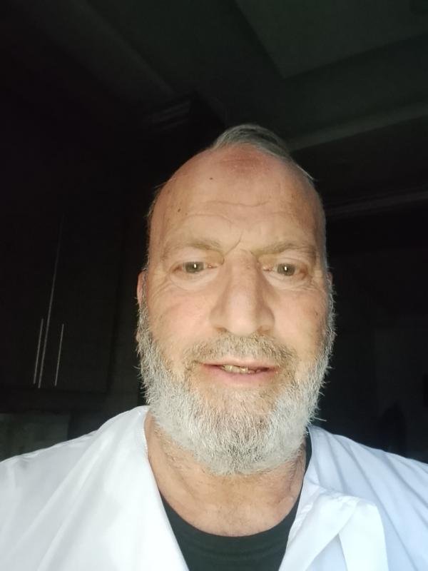 I'm from Damascus, divorced, 64 years, here looking for a partner for Serious relationship.