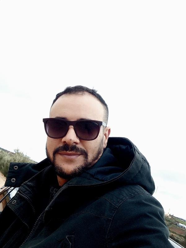 زوجة صالحة . لقول النبي صلى الله عليه وسلم: من سعادة ابن آدم المرأة الصالحة، والمسكن الصالح، والمركب الصالح . وقوله صلى الله عليه وسلم: ألا أخبرك بخير ما يكتنز...