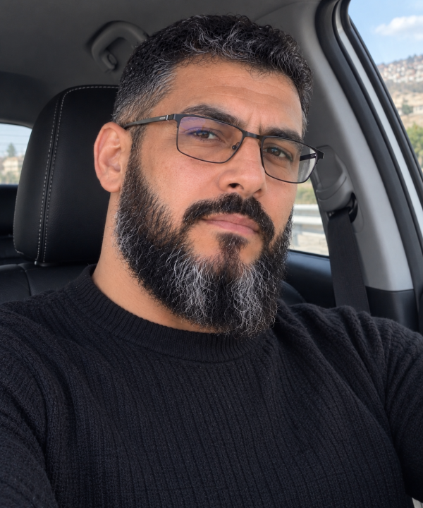انا متزوج، 42 سنة هنا من أجل البحث عن شريك لتحقيق تعارف جاد.